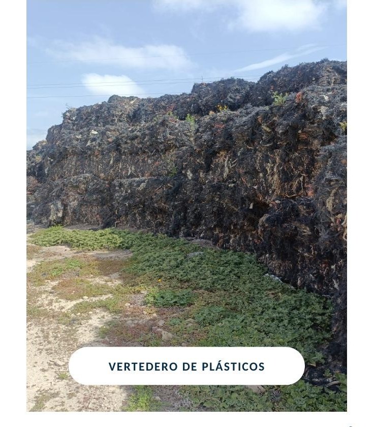 Vertedero con restos de plásticos agrícolas